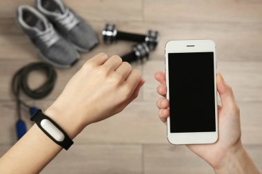 Fitness izci ve smartphone, closeup ile eller
