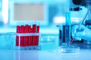 Bilim adamı el ve test tüpleri