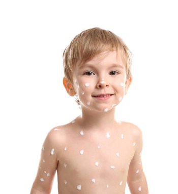 Su çiçeği olan şirin küçük çocuk  