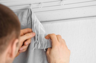 Perdeleri yükleme eller