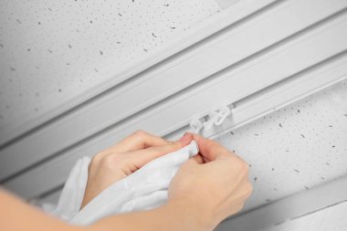 Perdeleri asılı kadın  