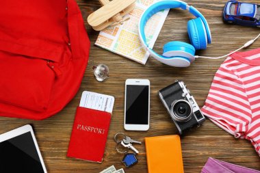 Ahşap arka plan üzerinde seyahat kıyafeti