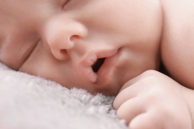 Uyuyan sevimli bebek