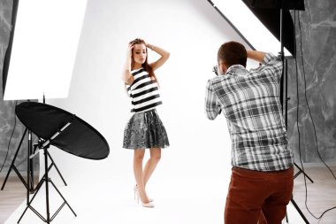 Model ile çalışan fotoğrafçı 