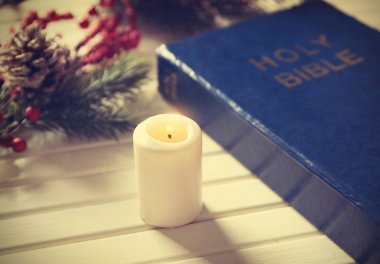 İncil ve mum portre görünümünü ahşap tablo