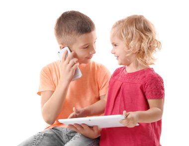 küçük kardeşim ve kız kardeşi ile becerikli alet