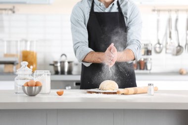 Adam makarna hazırlama 