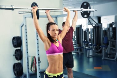 Halter eğitim salonunda genç güzel kadın