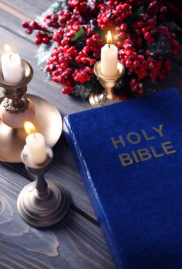 İncil, mumlar ve ökseotu masada