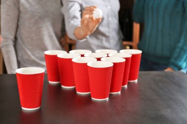 İnsanlar Bira Pong oynamak 