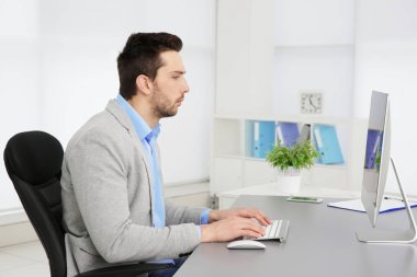 Yanlış duruş kavramı. Office masada oturan adam