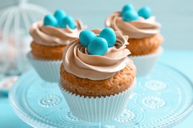 Paskalya kek kek üzerine dekore edilmiştir 