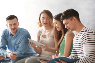 Grup insan kapalı görüşme için bekliyor