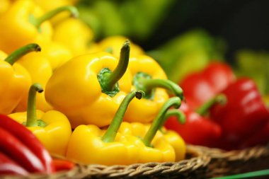 Hasır kutularındaki taze sebze