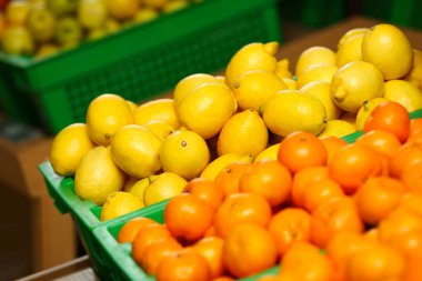 Pazarda meyve sepetleri