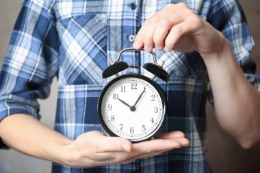 Çalar saat holding eller