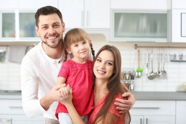 Evde mutfak mutlu aile