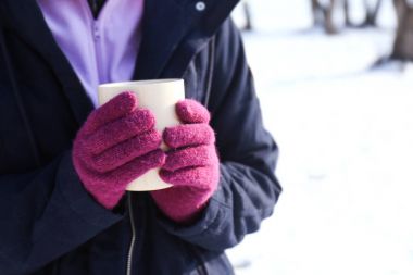 sevimli pembe eldiven Kupası tutarak ellerinde 
