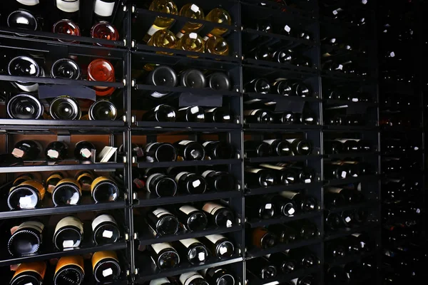 Estanterías con botellas de vino — Foto de Stock