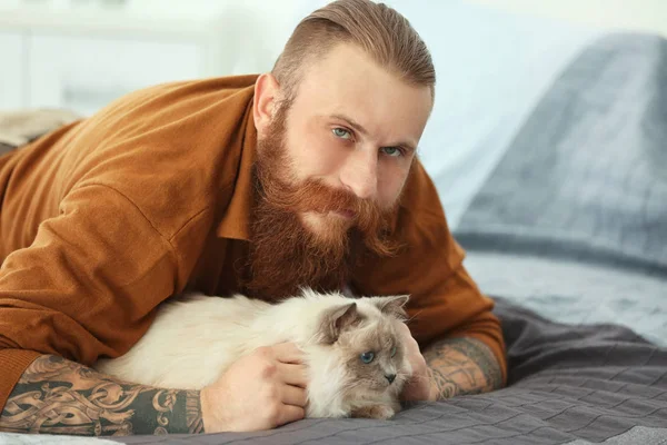 Junger Bärtiger Mann Mit Flauschiger Katze Liegt Auf Bett — Stockfoto