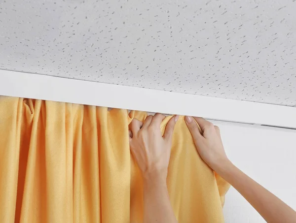 Manos instalación de cortinas — Foto de Stock