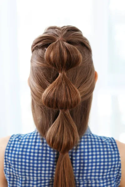 Mulher com bom penteado trança — Fotografia de Stock