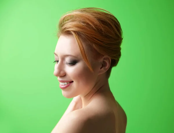 Jeune femme avec coiffure tendance sur fond vert — Photo