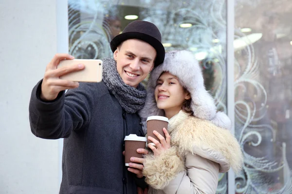 Couple prendre selfie dans la rue — Photo