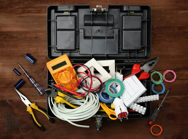Låda med elektriker verktyg — Stockfoto