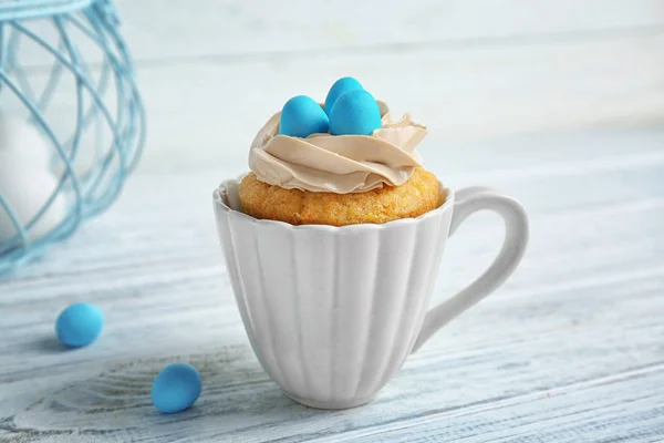 Delicioso cupcake en taza — Foto de Stock