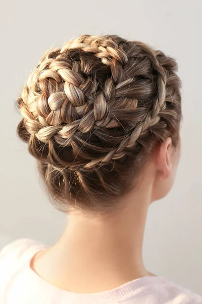 Mulher com bom penteado trança — Fotografia de Stock