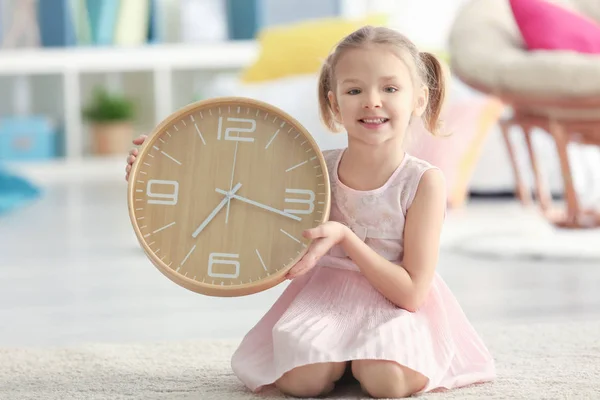 Söt liten flicka med stora klocka — Stockfoto
