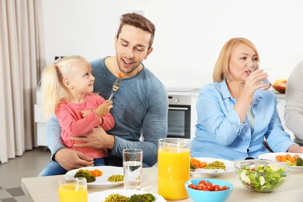 Família Feliz Almoçando Cozinha — Fotografia de Stock