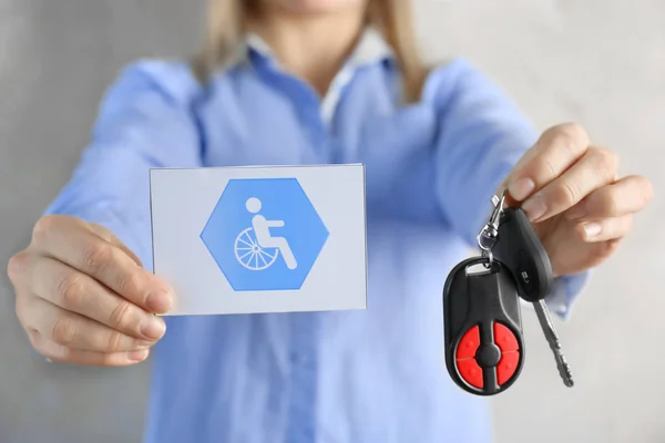 Žena drží klíče od auta a karty — Stock fotografie
