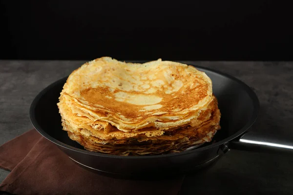 Tasty pancakes in frying pan — Stock Photo, Image
