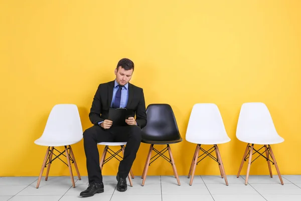 Giovane Uomo Attesa Colloquio Lavoro Sfondo Muro Giallo — Foto Stock