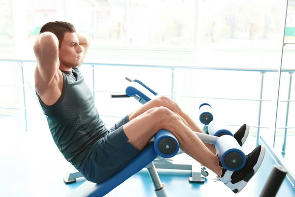 Joven Guapo Hombre Entrenamiento Gimnasio — Foto de Stock