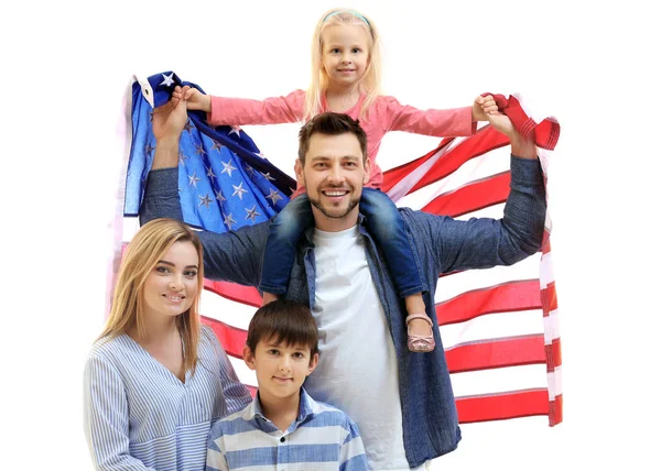 Šťastná rodina s americkou vlajkou na bílém pozadí — Stock fotografie