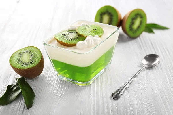 Välsmakande gelé dessert med kiwi — Stockfoto