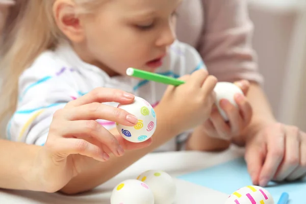 Girl decorating Easter egg — Stock Photo, Image