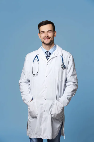 Pohledný mladý doktor — Stock fotografie
