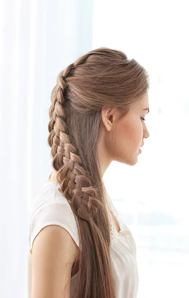 Femme avec belle coiffure de tresse — Photo