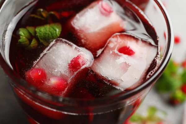 Стакан коктейля из холодных фруктов — стоковое фото