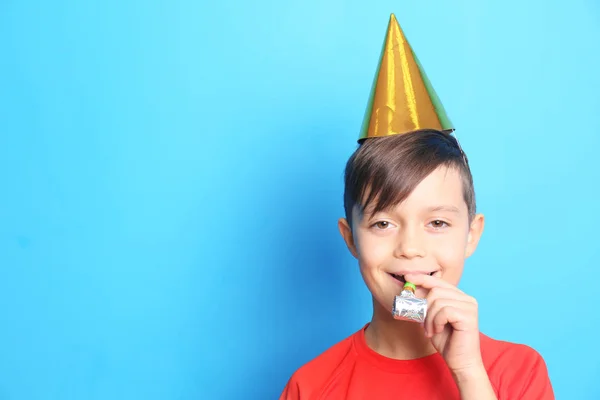 蓝色背景的可爱的生日男孩与党帽子 — 图库照片