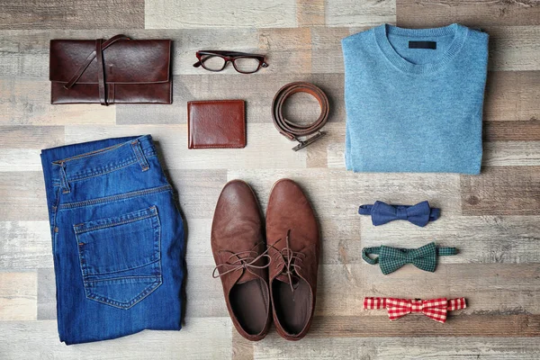 Flat lay conjunto de roupas masculinas — Fotografia de Stock