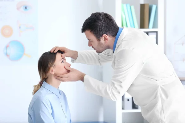 Erwachsener männlicher Arzt untersucht Patientin — Stockfoto