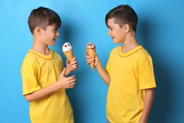 Garotos Bonitos Com Sorvete Fundo Azul — Fotografia de Stock