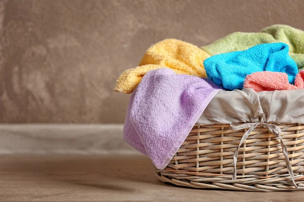 Fläschchen mit schmutzigen Handtüchern — Stockfoto
