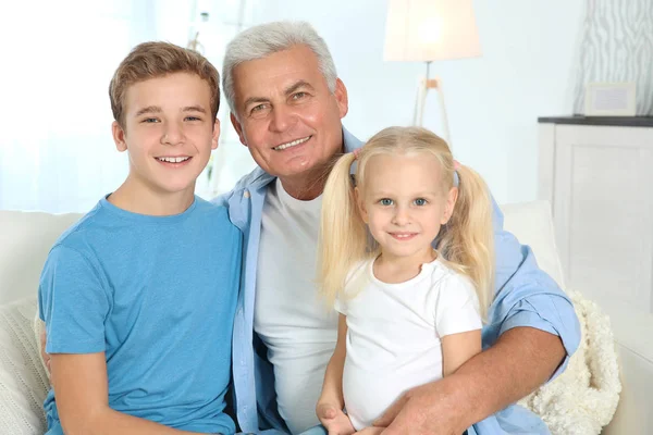 Lindos Niños Con Abuelo Sentado Sofá Sala Estar —  Fotos de Stock