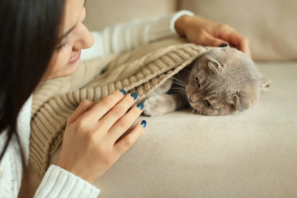 Bela jovem mulher com gato — Fotografia de Stock